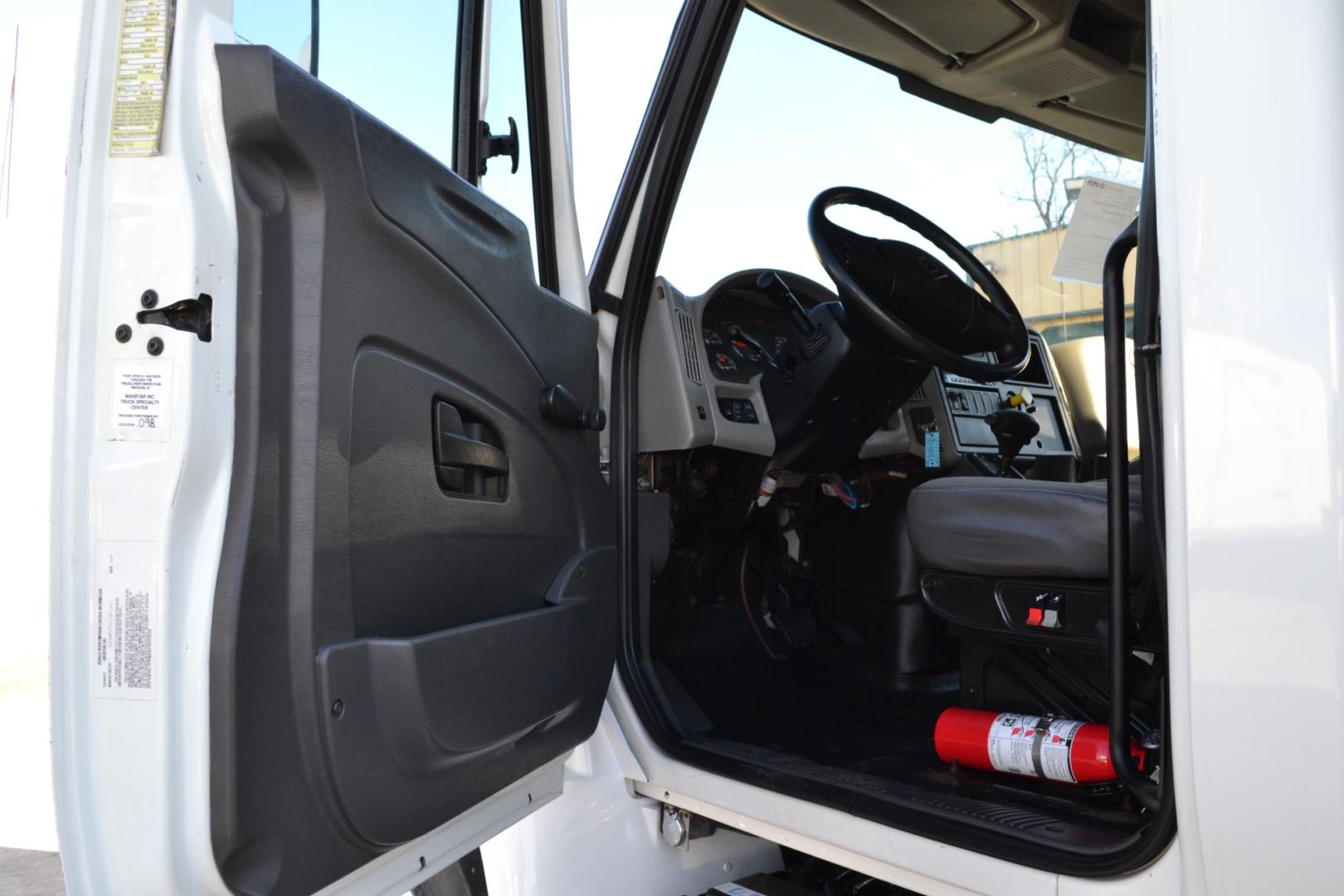 2015 WHITE /GRAY INTERNATIONAL 4300 with an CUMMINS ISB 6.7L 220HP engine, ALLISON 2100HS AUTOMATIC transmission, located at 9172 North Fwy, Houston, TX, 77037, (713) 910-6868, 29.887470, -95.411903 - Photo#15